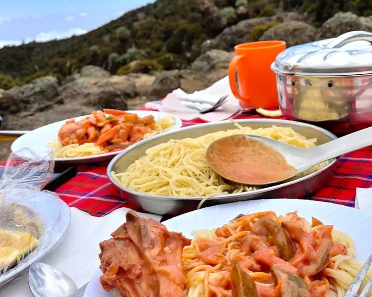 Kilimandżaro Tanzania posiłek na trekkingu
